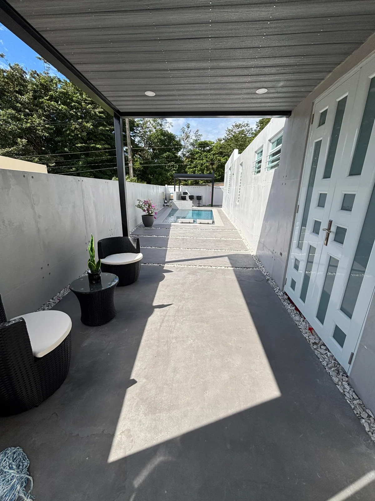 Pasillo exterior de una residencia en Puerto Rico