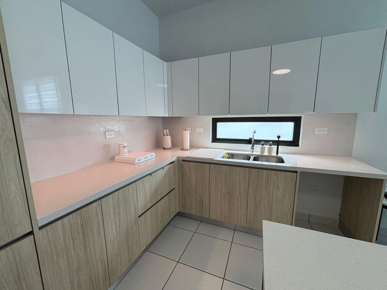 Cocina con acabado decorativo claro entre los gabinetes